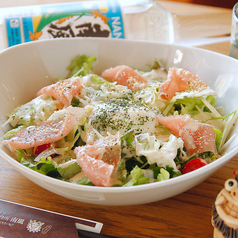 生ハムと温泉玉子のシーザーサラダ