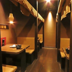 半個室は2名様～ご用意！周りに気兼ねなくお寛ぎ頂けるよう少人数様からご利用いただける個室や、団体様でのご宴会におすすめな掘りごたつ席など、お客様にとって最適なお席をご用意しております。居酒屋で宴会をするならかまどかで決まり！