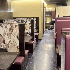 全88席の店内は、間仕切りで区切られたテーブル席が並ぶ落ち着いた雰囲気。4名・6名のボックス席が多く、少人数からグループまで幅広く利用できます。