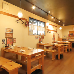 ご家族やグループでの利用に最適な4名様用テーブル席を完備。広々としたテーブルにお料理を並べて、ゆったりとお食事をお楽しみいただけます。木の質感が心地よい空間は、親しい仲間との会食やママ友会にもおすすめ◎