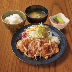 【山椒香る生姜焼き定食】(ご飯、味噌汁、サラダ、お新香つき)
