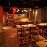 木の温もりを感じる店内には、人数やシーンに合わせてご利用いただけるお席をご用意。友人との飲み会や女子会、デートから会社宴会まで幅広くご利用いただけます。肩肘張らずにゆっくりお過ごしください。