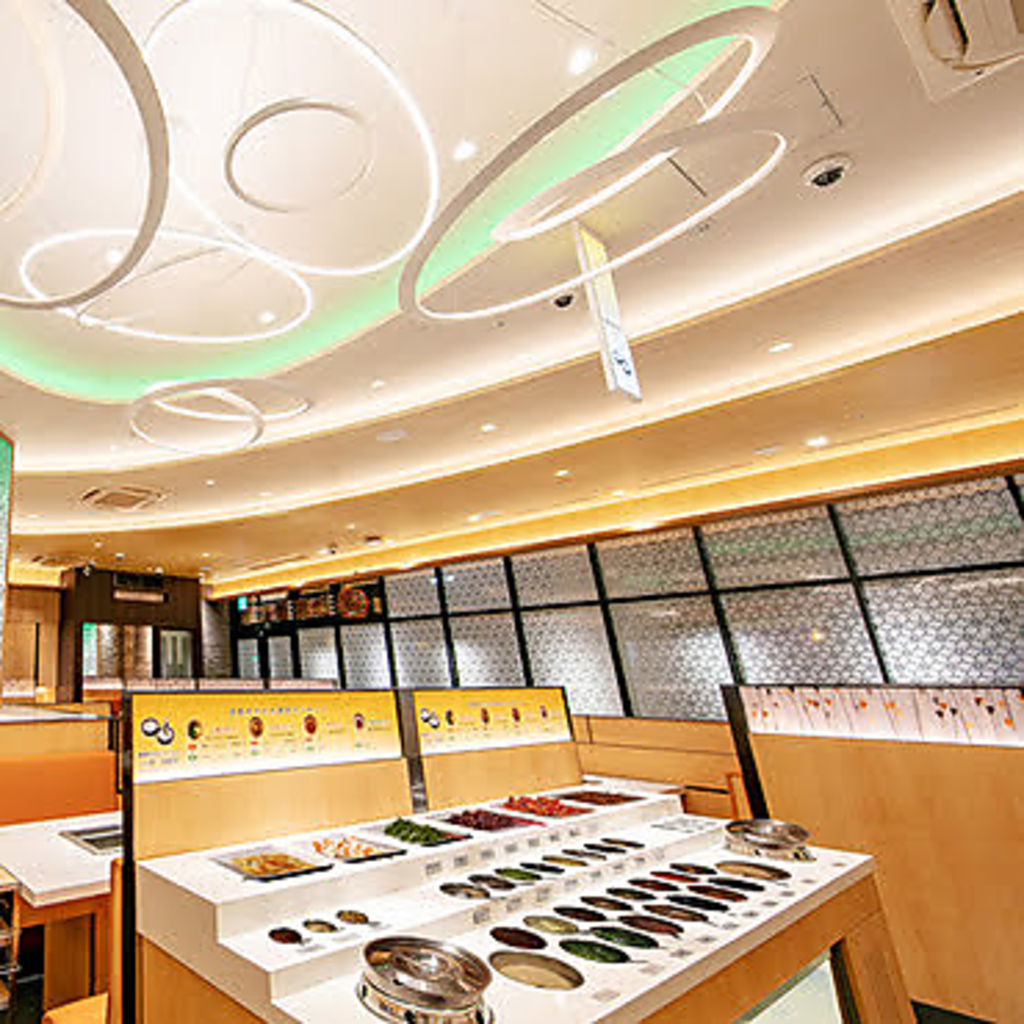 ゆったりしたテーブル席で絶品の火鍋メニューをお楽しみいただけます。