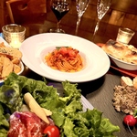 燻製ミックスナッツや生ハムなど、お酒に合うおつまみが豊富。お酒を片手に是非ともお楽しみください