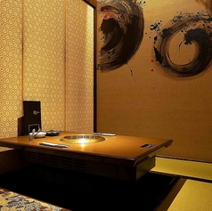 【堀りごたつ個室 2～4名席】接待、デートや各種ご宴会に是非当店をご利用下さいませ。当店の掘り炬燵個室は、間仕切りを外すことで最大30名様まで対応しております！その他、大小様々な個室もご用意。