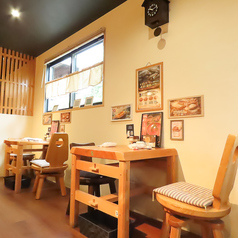 少人数でのランチにぴったりな2名様用テーブル席。お一人様での贅沢な食事や、友人との気軽な語らいなど、日常のちょっとした時間に重宝します！各席にゆとりを持たせているため、プライベート感もしっかり確保。