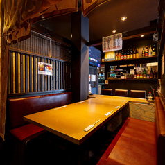 テレビも見れる！7～8名様でご利用いただける半個室風T字席をご用意しております。