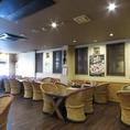 開放感あふれる店内は、貸切で最大100名様までご利用可能。広々としたフロアにはテーブル席がゆったりと配置されており、大人数でのご宴会やパーティーにも最適です。会社の飲み会や打ち上げ、各種イベントなど、さまざまなシーンに対応いたします。