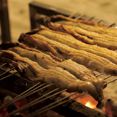 表面を炭火でカリッと焼き上げる一本鰻は酒の肴に最高です。＋100円でホイップバターをお付け出来ます。