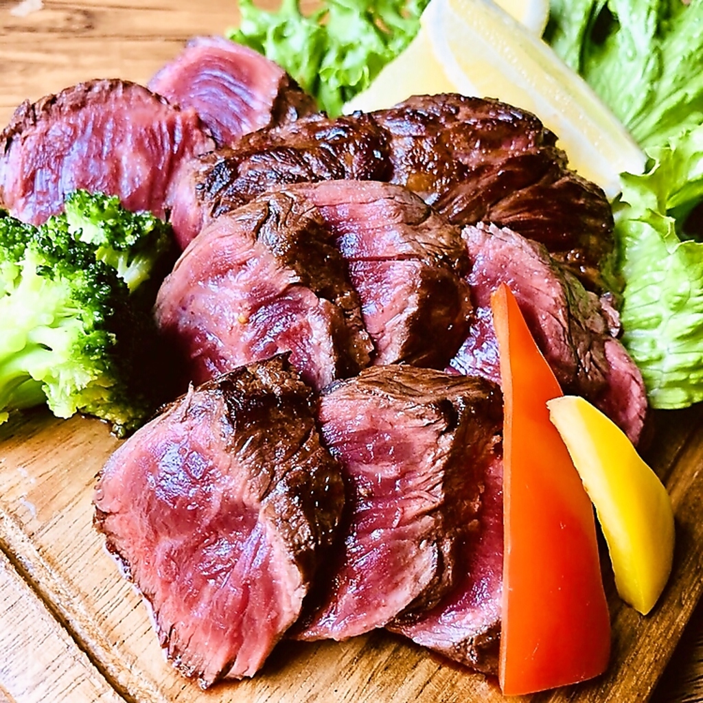 3種のお肉盛り合わせや自家製ローストビーフなど、伊ノ祐自慢の肉料理もご用意★ワインとの相性も◎