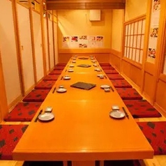 【たまや貸切：着席40～50名様／立食50～60名様まで】賑やかで楽しい空間で大人数宴会。ぬくもりのある白木に囲まれた広々とした店内。平日（日から木・祝日）は25万円～、週末（金・土・祝前日）は30万～から貸切を行っており、最低料金以上であれば人数に関係なく貸切が可能です