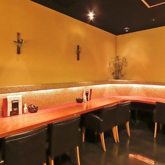 お仕事帰りにお立ち寄りやすいカウンター席をご用意しておりますので、お一人様でも気兼ねなくご利用いただけます。コースだけでなく、単品料理や単品飲み放題も豊富にご用意しておりますので、ちょい飲みやお食事にも最適です◎