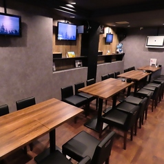 6名様掛けのテーブル席は、お友達との飲み会や女子同士の集まりに最適です。お一人様でも、お仕事帰りにふらっとお立ち寄りいただけます。お酒のおつまみやお食事を楽しみたい方にはカウンターのお手軽なセットもご用意しております。お気軽にお立ち寄りください。また、お気軽にお立ち寄りください。