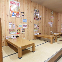 かしい畳の香りが心地よい、昭和レトロな座敷席。靴を脱いで足を崩せば、まるで実家に帰ったような安心感。ご家族や親しい仲間と、肩肘張らずにラーメンを囲めます。ビール片手に、昭和の空間で心ゆくまで笑い語り合ってください。時が止まったような空間で、最高の団欒を。