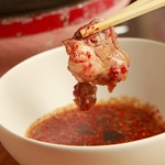 さっぱり味の自家製秘伝だれをご用意。お好みでとうがらしを一杯加えて、味の変化をお楽しみ下さい♪