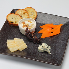 【冷】チーズ盛合せ(assorted cheeses)
