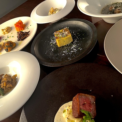 落ち着いた雰囲気とともに、厳選ワインと本格イタリアンを楽しめる大人の空間♪