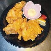 【名物唐揚げ】店主がこだわりを持ってジューシーに仕上げる自慢の一品をご提供いたします。外はカリッと香ばしく中は旨味溢れる肉汁が広がる美味しさで、ハイボールやサワーといったアルコールメニューとの相性も抜群です。