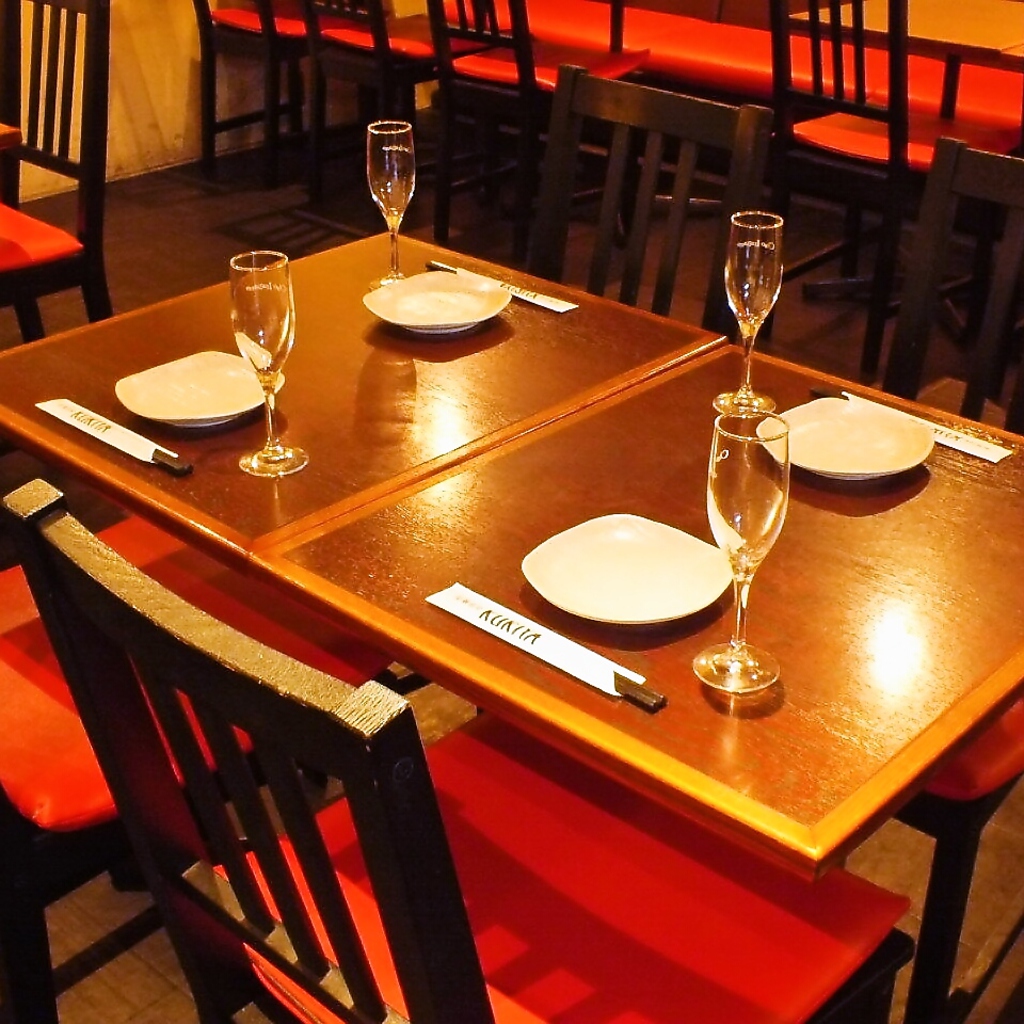 ＜テーブル席＞4名様・6名様・8名様・12名様用のテーブルをご用意しております。