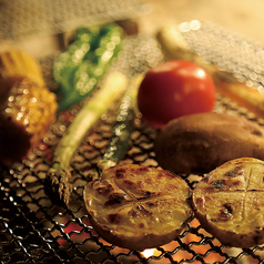 厳選した旬野菜の炭焼きは、凝縮された素材の旨味と炭焼きによる香ばしさが合わさった贅沢な逸品です。