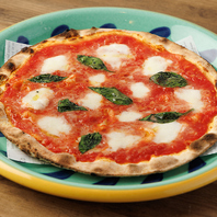 釜焼きピザなど定番バル料理の数々