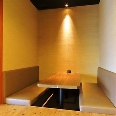 大人の雰囲気がコンセプトの半個室は、お勤め先での宴会や気の合う仲間との飲み会にもおすすめです。当日利用できるコースもご用意しておりますので是非ご活用ください。ご予約やお問い合わせはお気軽に店舗までご連絡ください。