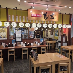 オープンテーブル席は、2名~4名様。他、複数名対応可能。6名様、8名様、10名様以上などの場合、席の接続によりご案内可能。