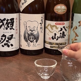 当店ではこだわりの絶品和食や熱々のお鍋と一緒にたっぷりとお酒を楽しめる、大変お得な飲み放題プランをご用意しております!口コミでも好評の親しみやすく温かな接客で、おかわりのお伺いにも笑顔ですぐに対応いたします。ふかふかの広いお席で、美味しいお酒を心ゆくまでゆったりとお楽しみくださいませ。