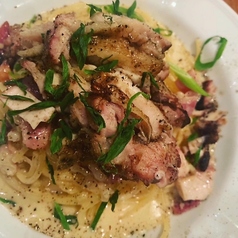 藁焼き鶏モモ肉のせカルボナーラ