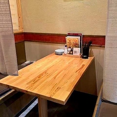 2名様から4名様までご利用いただける、テーブル席の半個室です。デートや女子会など、少人数でのご利用に最適♪落ち着いた雰囲気の空間で、美味しい料理をゆっくりとご堪能ください。
