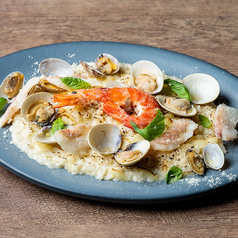 魚介と季節野菜のリゾット 焦がしチーズのブリュレ仕立て