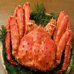 自慢の”たらば蟹”は炉端焼で風味よく仕上げます。