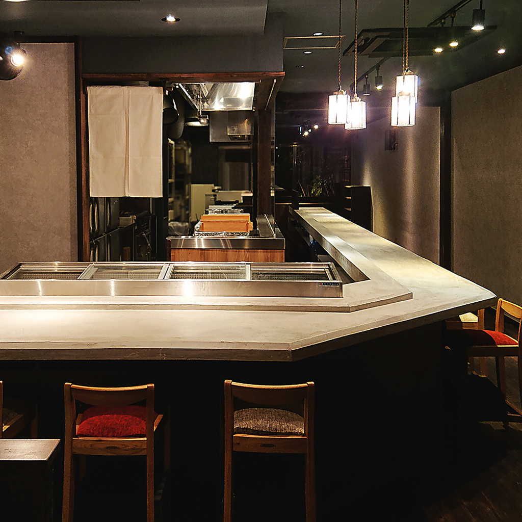 臨場感あふれる１階カウンター席