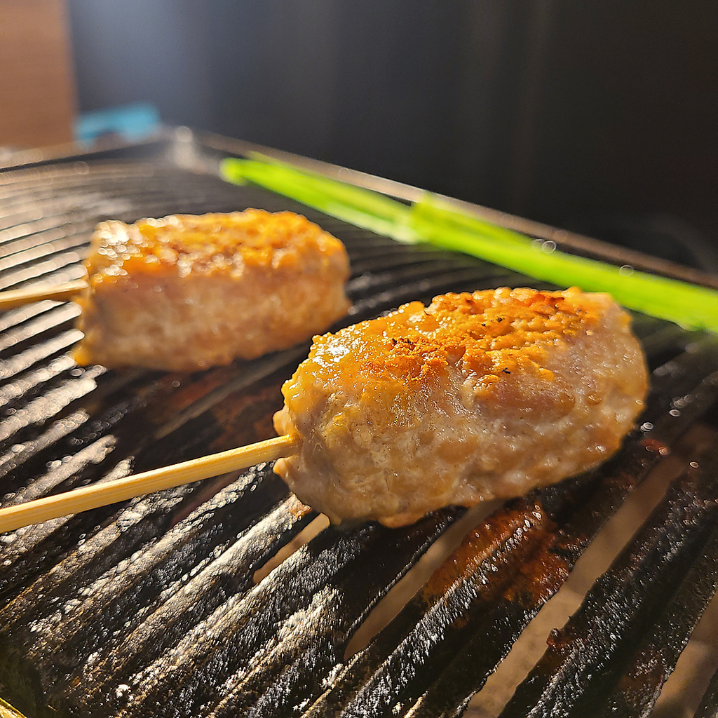 香ばしい鶏焼きメニューが豊富！ぼんじり、つくね、手羽先など、限定ハツモトもぜひお試しください。