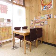 昭和感溢れるテーブル席。家族や仲間とラーメンを囲み、賑やかに過ごすのに最適です。湯気が立ち上るラーメン、キンキンに冷えた水、そして笑い声。人情味あふれる空間で、温かい思い出を刻んでください。タイムスリップしたようなひとときをどうぞ。