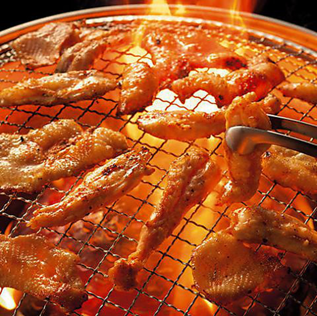 赤から名物鶏セセリ。プリップリのお肉は希少部位（首）。秘伝のもみダレで！赤はピリ辛・白は塩味