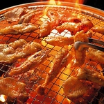 赤から名物鶏セセリ。プリップリのお肉は希少部位（首）。秘伝のもみダレで！赤はピリ辛・白は塩味