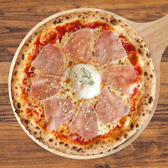 生ハムと温泉玉子のビスマルクピッツァ