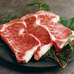 世界に誇る数多の黒毛和牛から30年超の職人が目利き。