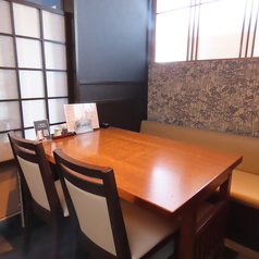 <4名テーブル>4名様でご利用いただけるテーブル席をご用意しております。落ち着いた雰囲気の中で、親しい友人や大切な人との会話を楽しむのに最適な空間です。心地よい和の雰囲気で美味しい料理を味わいながら、リラックスした時間をお過ごしいただけます。