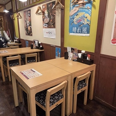 テーブル席は、2名~4名様×6席。席の接続により、複数名対応可能。
