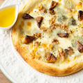 料理メニュー写真&nbsp;ゴルゴンゾーラチーズとくるみ、ドライイチジクのピッツァ