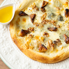 ゴルゴンゾーラチーズとくるみ、ドライイチジクのピッツァ