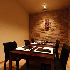 【萩（はぎ）】6～8名でご利用可能なテーブル個室。結婚前の顔合わせにもおすすめのお部屋になっております。