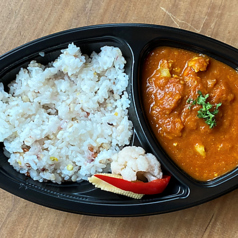 トマトベースのチキンカレー