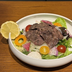 うま塩レモンの牛タンサラダ