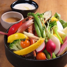 見た目も華やかで身体に嬉しい名物メニュー◎【季節野菜のバーニャ】の写真