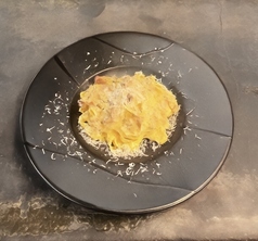 ふわふわなチーズをかけた濃厚カルボナーラ