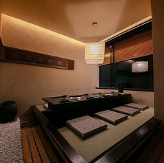 【堀ごたつ個室 6～8名席】 接待やお誕生日、大事な記念日などにもご利用いただけるくつろげる、プライベート空間です。人気の個室なので、お早めのご予約お待ちしております！