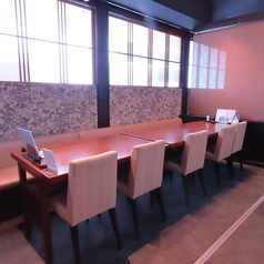 <6名テーブル>6名様でご利用いただけるテーブル席をご用意しております。落ち着いた雰囲気の中で、少人数宴会やご家族でのお食事を楽しんでいただくのに最適なお座席となっております。